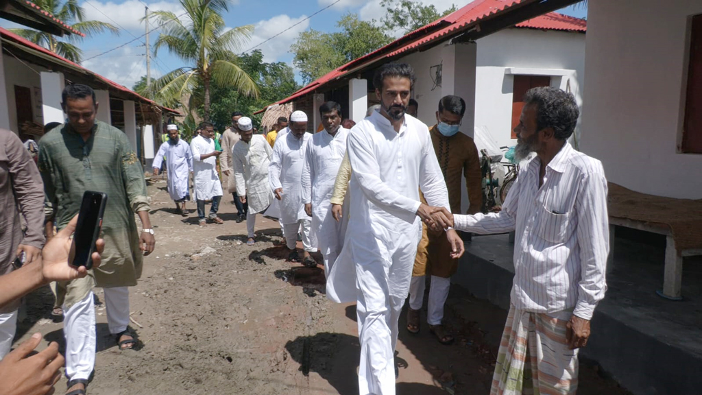 আশ্রয়ণ প্রকল্পের বাসিন্দাদের সঙ্গে সংসদ সদস্যের ঈদ