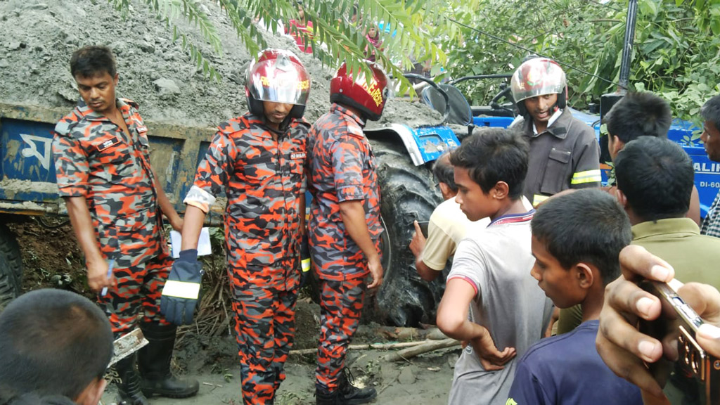 ভিজিএফের চাল নিয়ে ফেরার পথে ট্রাক্টরের চাপায় ২ নারীর মৃত্যু