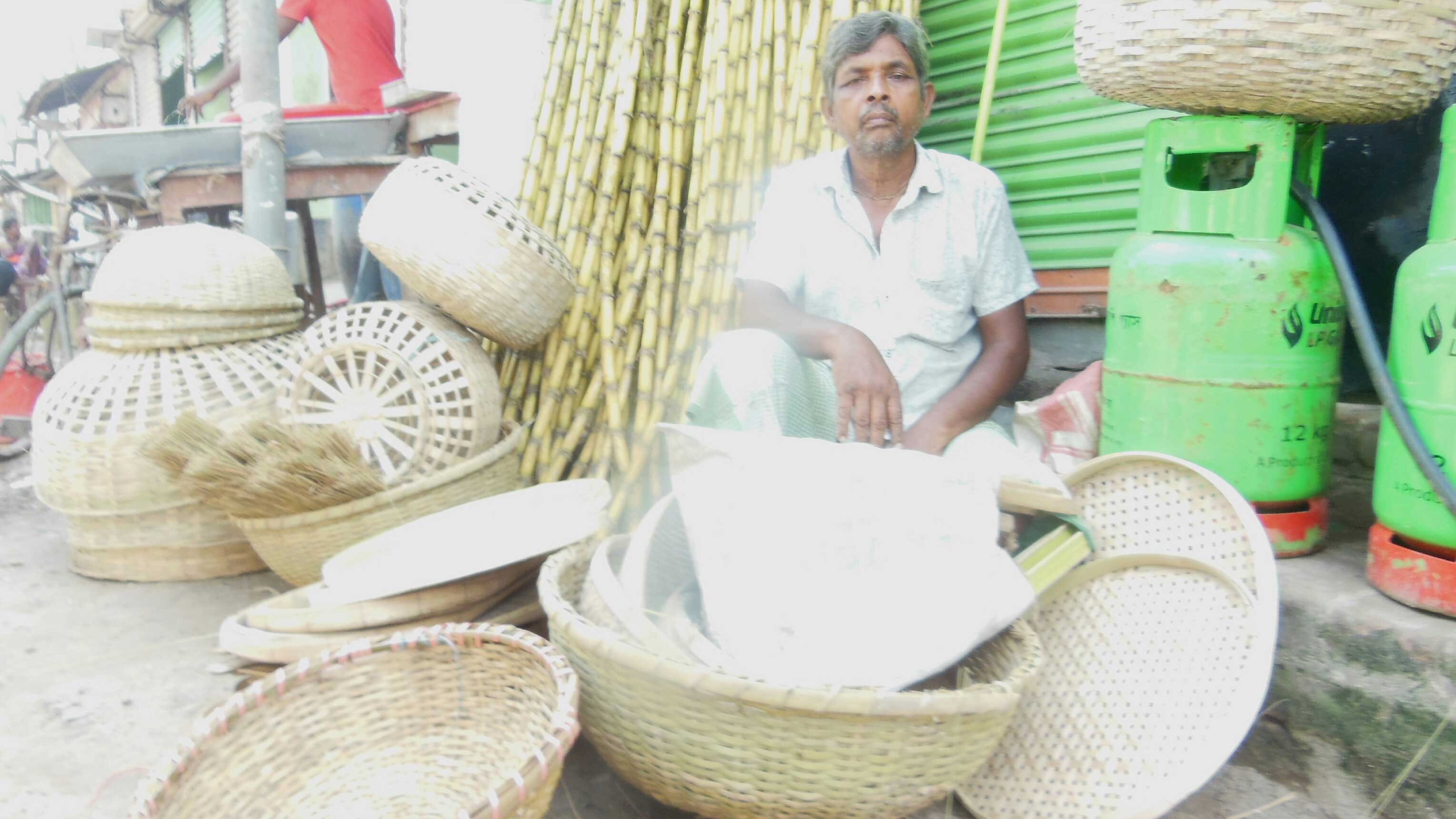 টিকে থাকতে চান বাঁশ শিল্পের কারিগরেরা