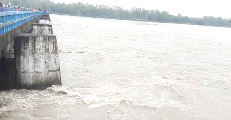 খুলে দেওয়া হয়েছে তিস্তা ব্যারেজের ৪৪টি গেট