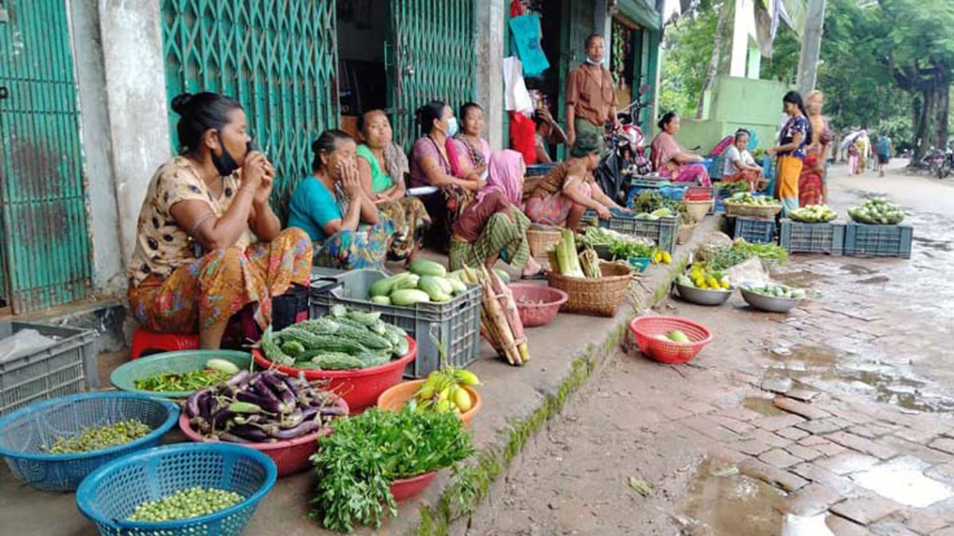 মহালছড়িতে পাহাড়ি নারীদের সবজির বাজার