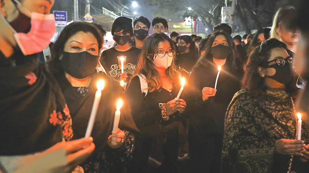 মোমবাতি জ্বেলে আনুশকা হত্যার বিচার চাইল সহপাঠীরা
