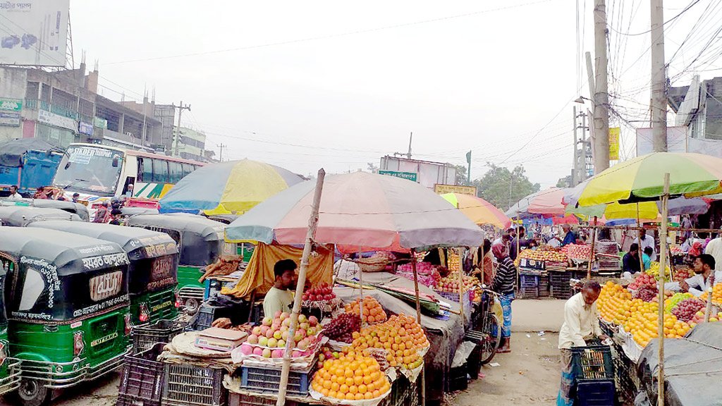 অবৈধ বাজারে মহাসড়কে জট