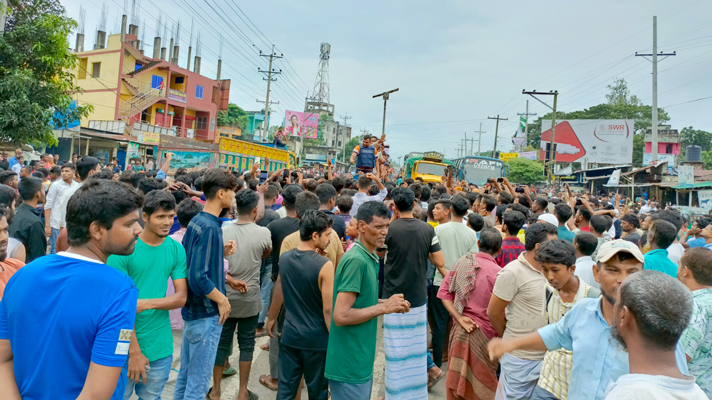 হাইওয়ে পুলিশের হয়রানির প্রতিবাদে ঢাকা–সিলেট মহাসড়ক অবরোধ