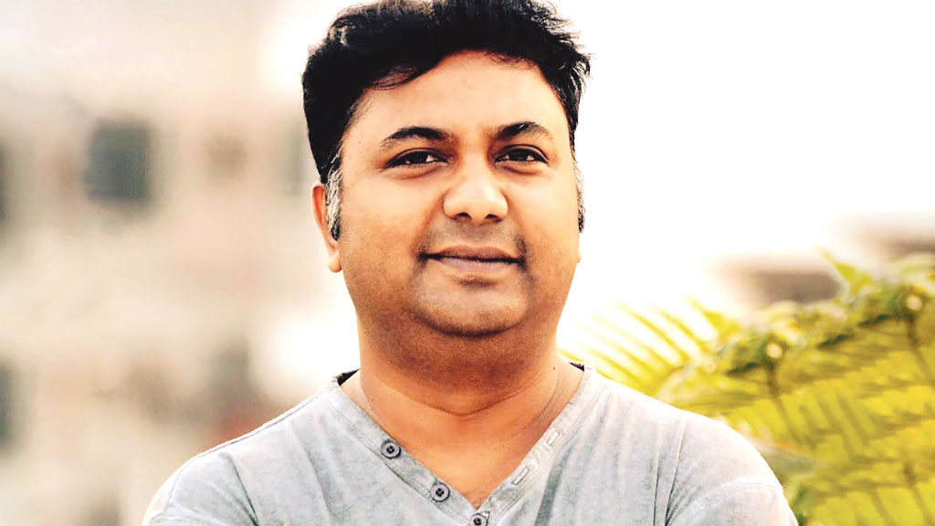 গান গাইছেন দোদুল