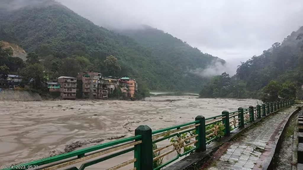 হঠাৎ বন্যায় তিস্তার উজানে ভেসে গেছে সিকিমের চুংথাং বাঁধ