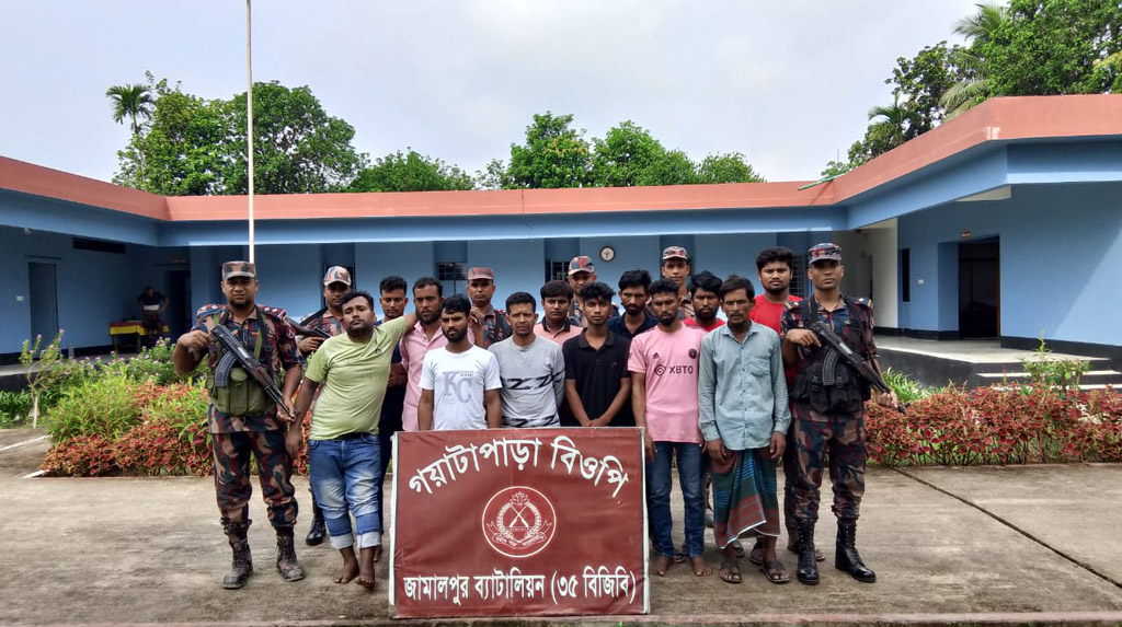 অবৈধভাবে ভারতে গিয়ে বাংলাদেশে ফেরা ১২ যুবক আটক