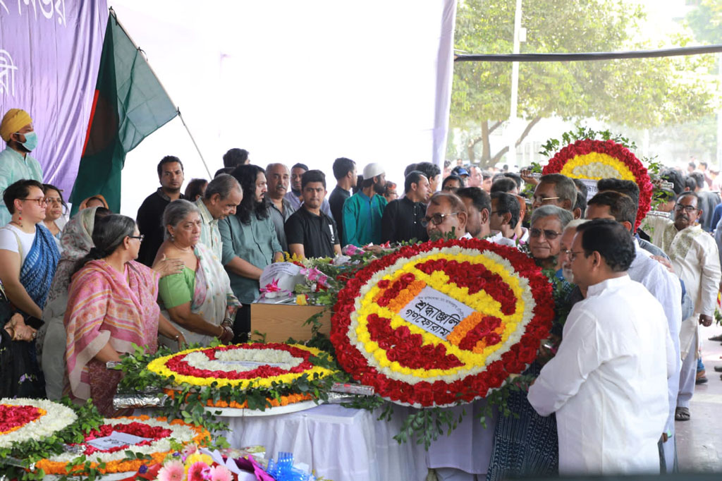 শহীদ মিনারে ডা. জাফরুল্লাহ চৌধুরীর প্রতি শ্রদ্ধা নিবেদন করে গণফোরাম।