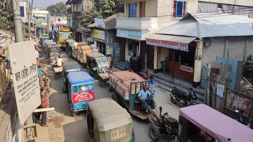 সরু সড়কে দীর্ঘ যানজট