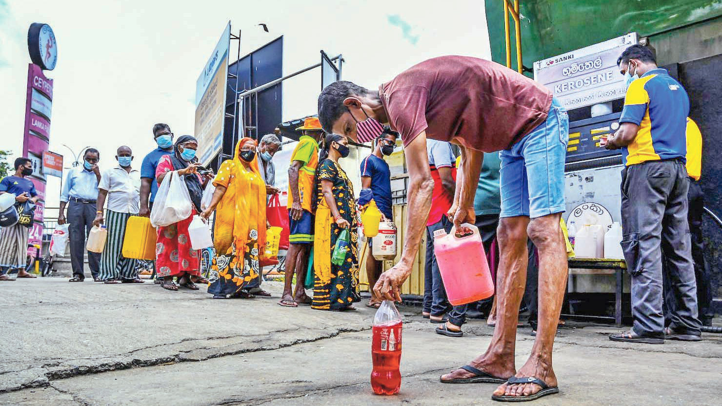 সংকটে দিশেহারা শ্রীলঙ্কা