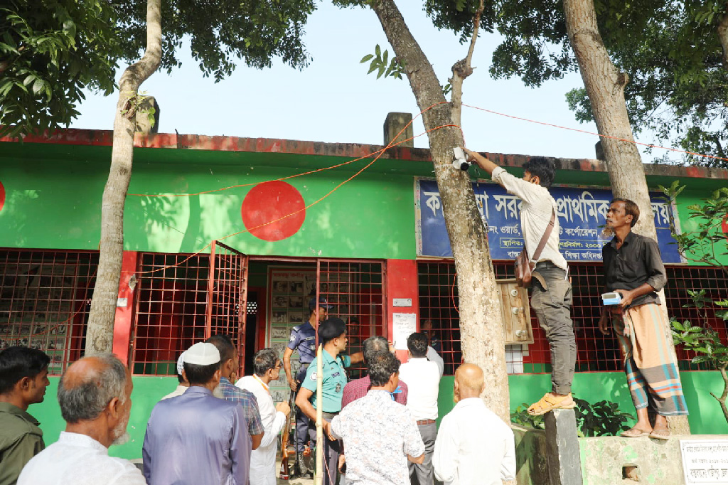 বৃহস্পতিবার সকালে গাজীপুর সিটি করপোরেশন নির্বাচন উপলক্ষে কানাইয়া সরকারি প্রাথমিক বিদ্যালয় ভোটকেন্দ্রে সিসি ক্যামেরা মেরামতের কাজ করছে সংশ্লিষ্টরা। গাজীপুর ২৫ মে ২০২৩। ছবি: সজল