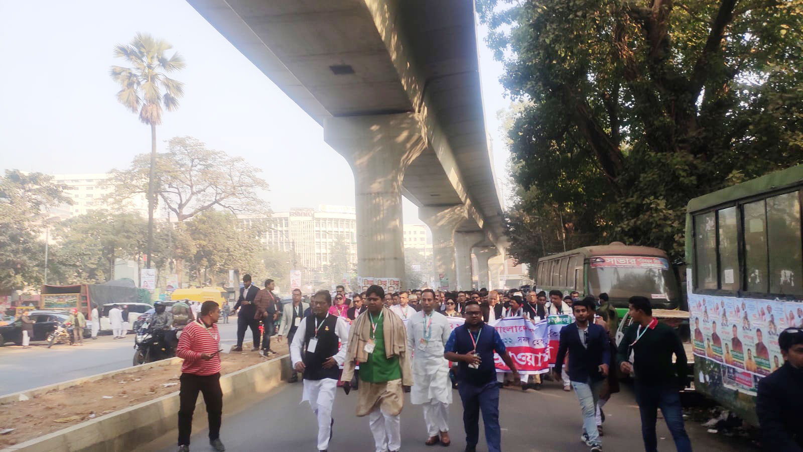 শাহবাগ থানার সামনে দিয়ে মিছিল নিয়ে সম্মেলন কেন্দ্রে যান ঝিনাইদহ জেলা আওয়ামী লীগের নেতা-কর্মীরা। ছবি: তানিম আহমেদ