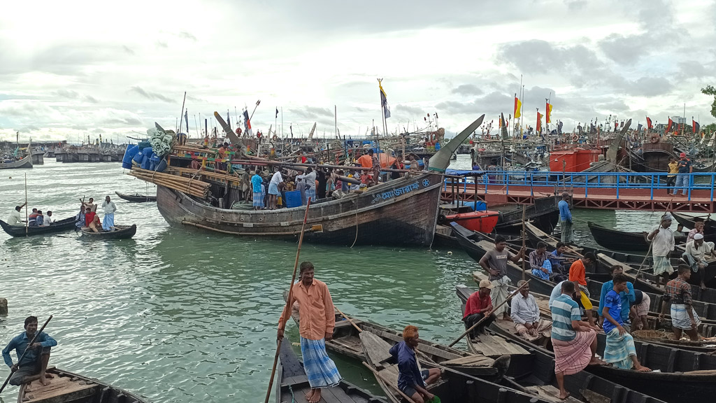 ২ কারণে মাছ ধরতে সাগরে যাচ্ছেন না জেলেরা