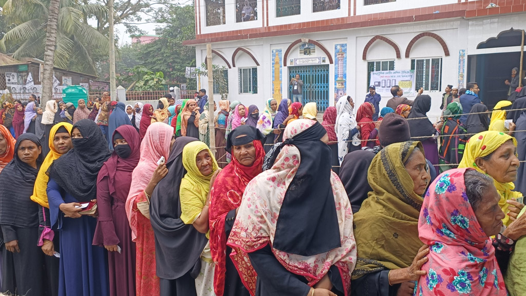 কুমিল্লার ১৭ ইউপিতে চলছে ভোট, শীতে ভোটারদের সরব উপস্থিতি