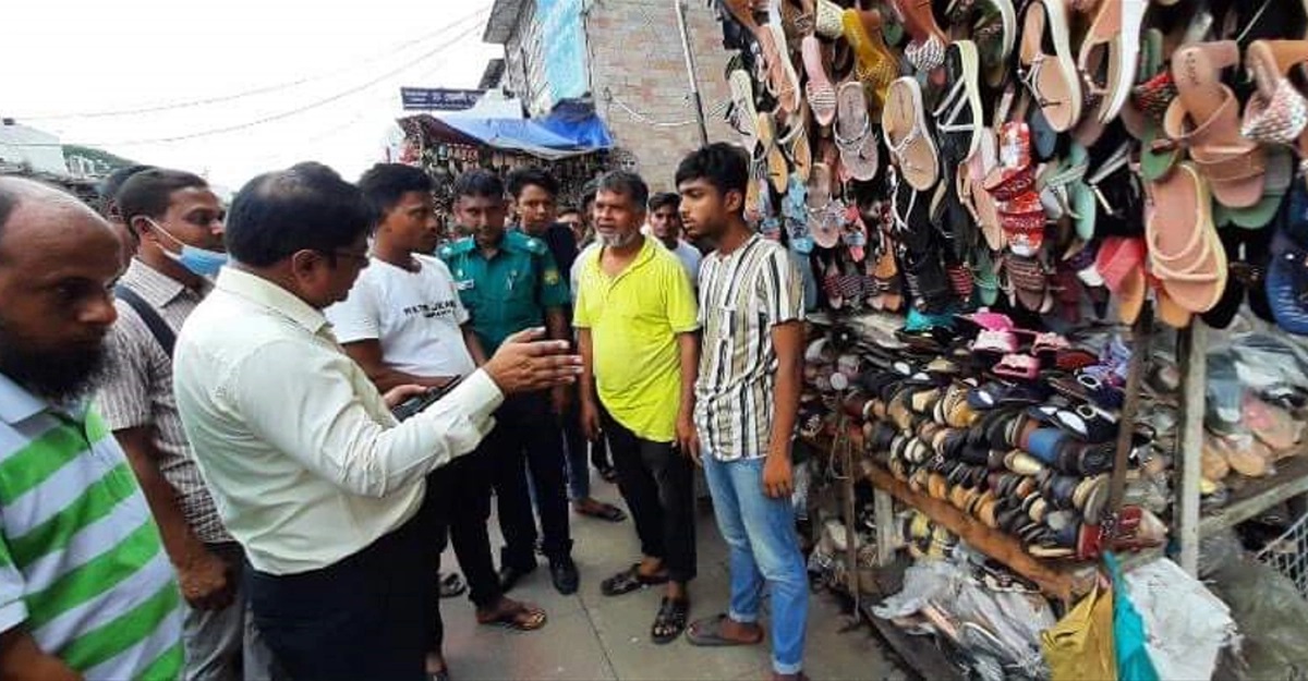 নিউমার্কেটে ডিএসসিসির অভিযান, শতাধিক অস্থায়ী দোকান উচ্ছেদ