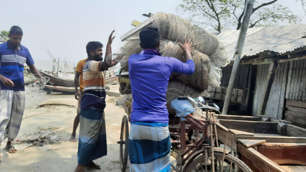 ভোলায় বিকল্প কাজের খোঁজে জেলেরা