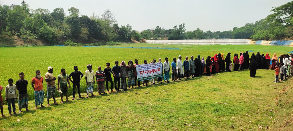 বিলের মুখে জোরপূর্বক বাঁধ নির্মাণে পানির নিচে ফসল, ভুক্তভোগীদের বিক্ষোভ