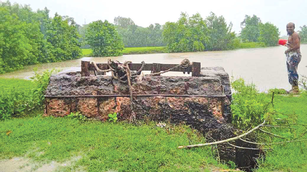 খুলনায় নষ্ট স্লুইসগেটে জলাবদ্ধতা