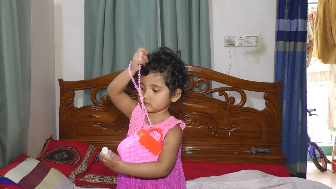 মাকে হারানোর দুঃসহ স্মৃতি তাড়িয়ে বেড়াচ্ছে শিশু রাইফাকে