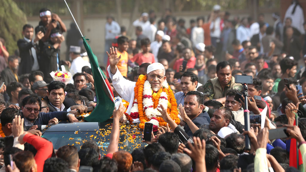 বুকে ব্যথা নিয়ে সিসিইউতে লুৎফুজ্জামান বাবর