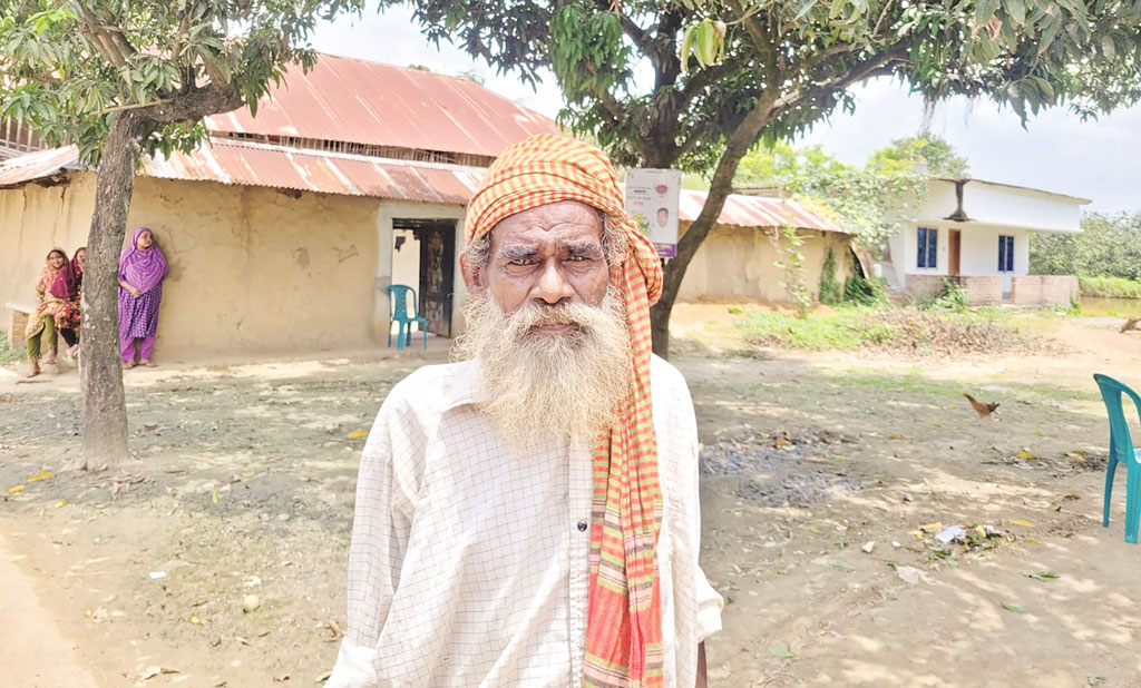 রাজশাহীর গোদাগাড়ী: প্রভাবশালীর দখলে জমি
অন্যের আশ্রয়ে বাবুলাল