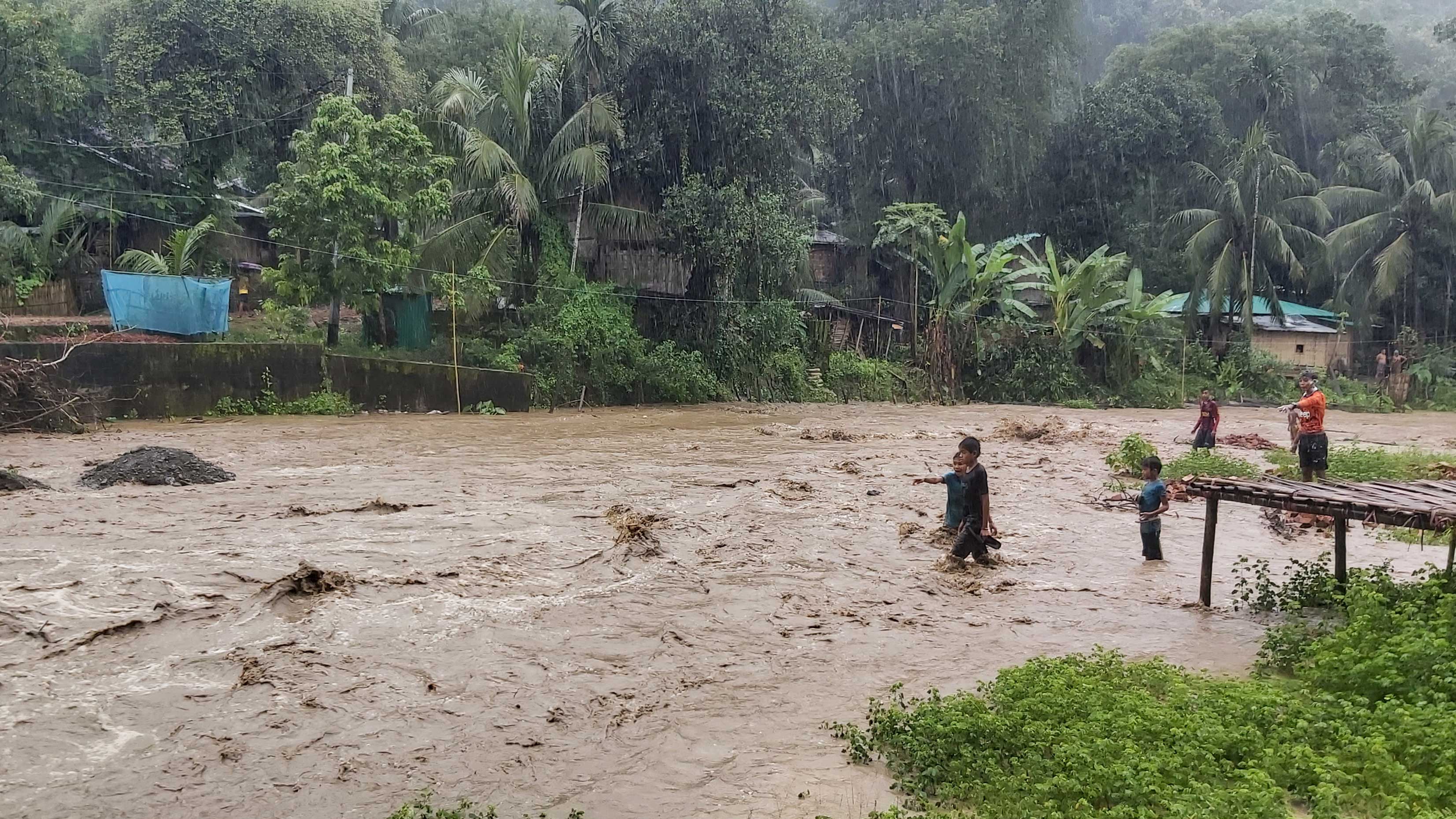 পাহাড়ি ঢলে ভাঙনের শঙ্কা