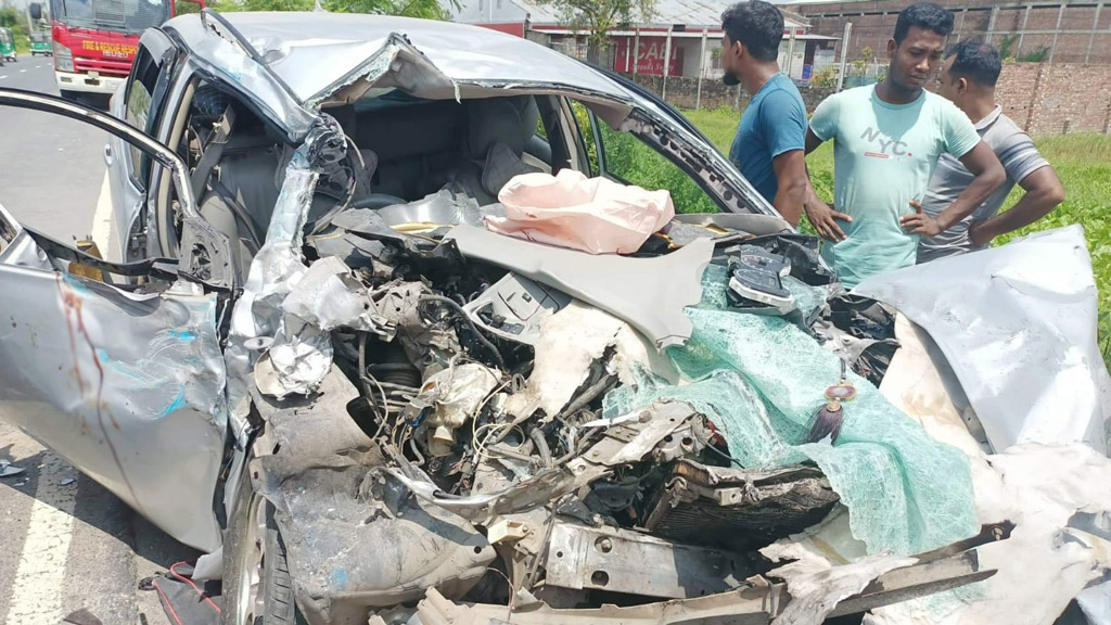 বগুড়ায় পিকআপ-প্রাইভেট কারের মুখোমুখি সংঘর্ষ, নিহত ৪