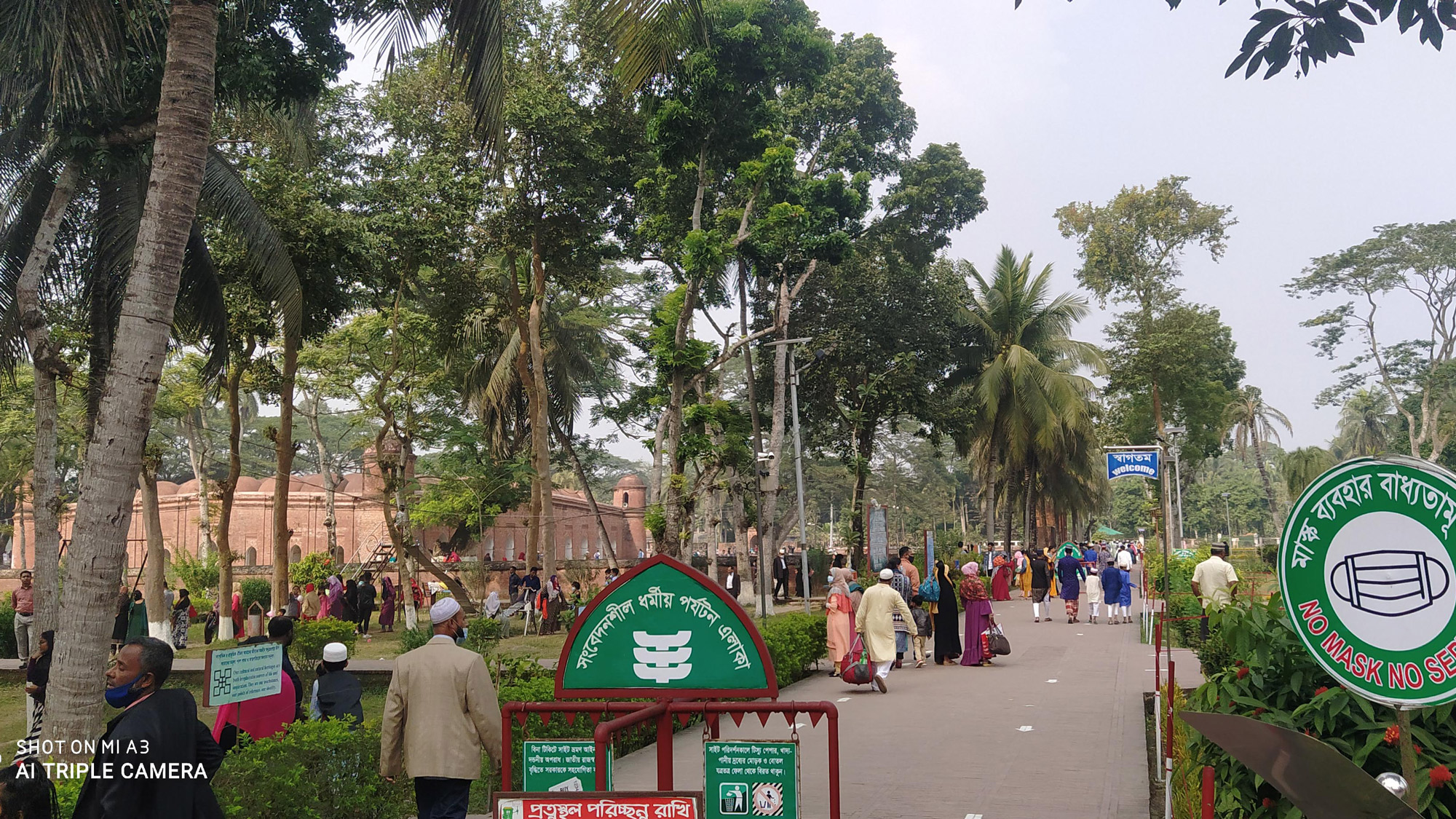 ষাট গম্বুজ মসজিদে দর্শনার্থীদের ভিড়