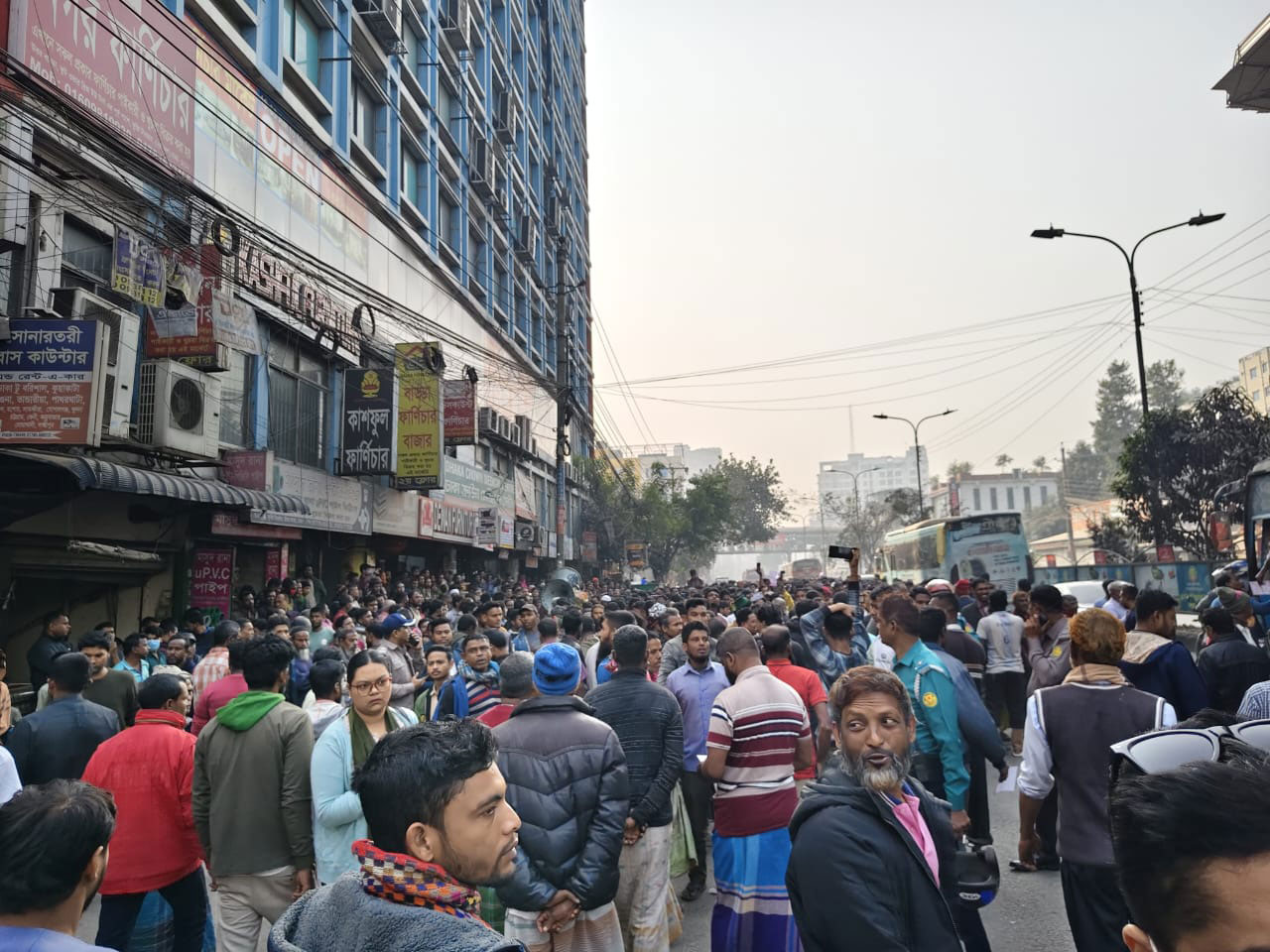 বাড্ডায় ব্যাটারিচালিত অটোরিকশাচালকদের সড়ক অবরোধ, যান চলাচল বন্ধ