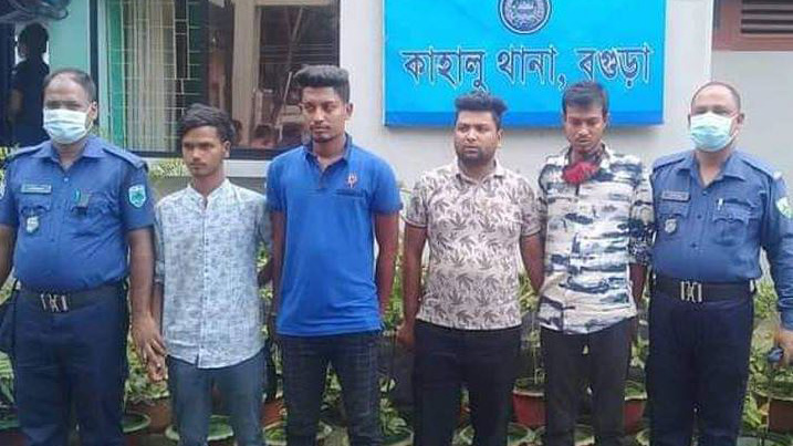 বগুড়ায় পুলিশের সঙ্গে ধস্তাধস্তি, অস্ত্রসহ গ্রেপ্তার ৪ 