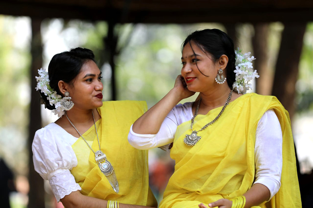 আগামীকাল ফাগুন আসবে ধরার বুকে। এতে দুই বান্ধবীর মন আজ বাঁধনহারা। 