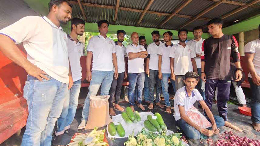 বাগেরহাটে কম দামে পণ্য কিনতে ‘বিনা লাভের বাজারে’ ভিড়