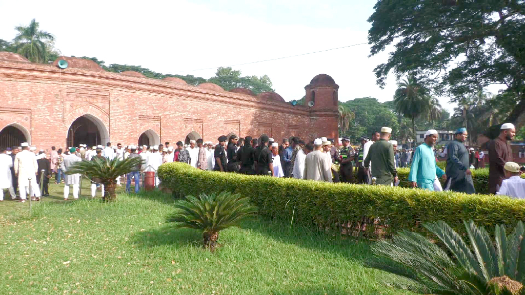 বাগেরহাটে বিশ্ব ঐতিহ্য ষাটগম্বুজ মসজিদে ঈদুল আজহার জামাত অনুষ্ঠিত, মুসলিম উম্মাহর শান্তি কামনা