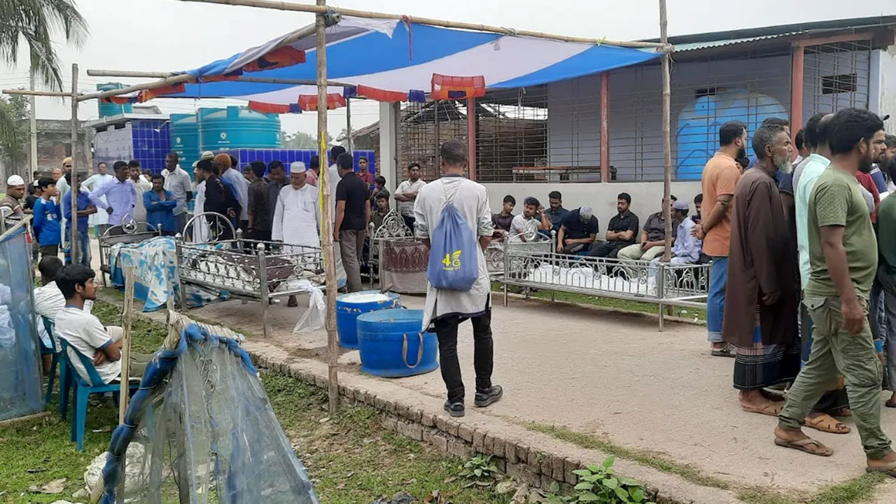 ‘একসঙ্গে এত কবর কখনো খুঁড়ি নাই’