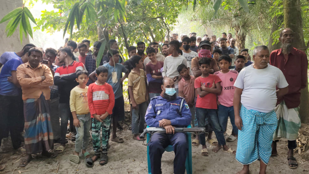 বগুড়ায় সাড়ে তিন মাস পর কবর থেকে তোলা হলো রিকশাচালকের লাশ