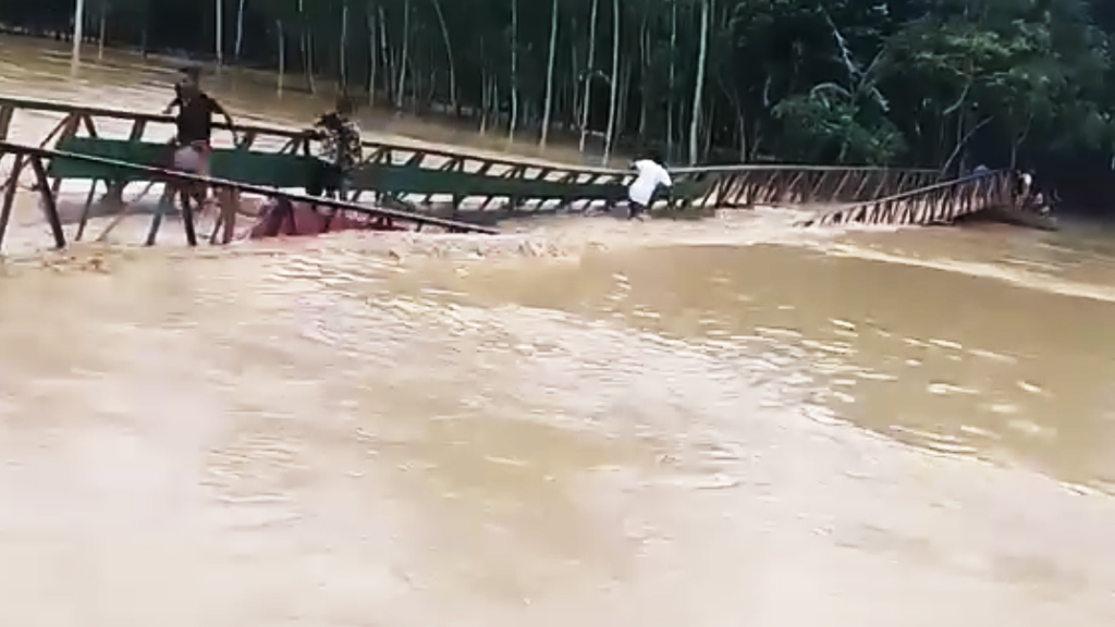 শেরপুরে শিশুসহ তিনজন নদী পারাপারের সময় ভেঙে পড়ল বেইলি ব্রিজ