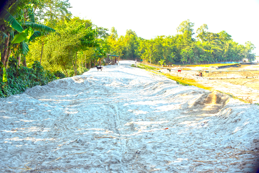 রংপুরের গঙ্গাচড়া: দেড় কোটি টাকায় বালুর বাঁধ