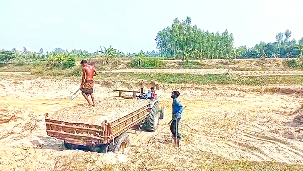 নওগাঁর বদলগাছী: ছোট যমুনার বালু লুট
ঝুঁকিতে আশ্রয়ণ প্রকল্প