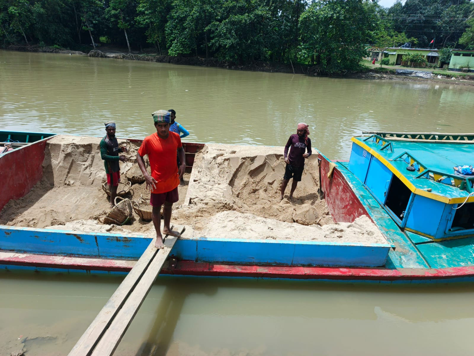 নেত্রকোনায় বালু ব্যবসায়ীকে জরিমানা, নৌকার সর্দারকে কারাদণ্ড