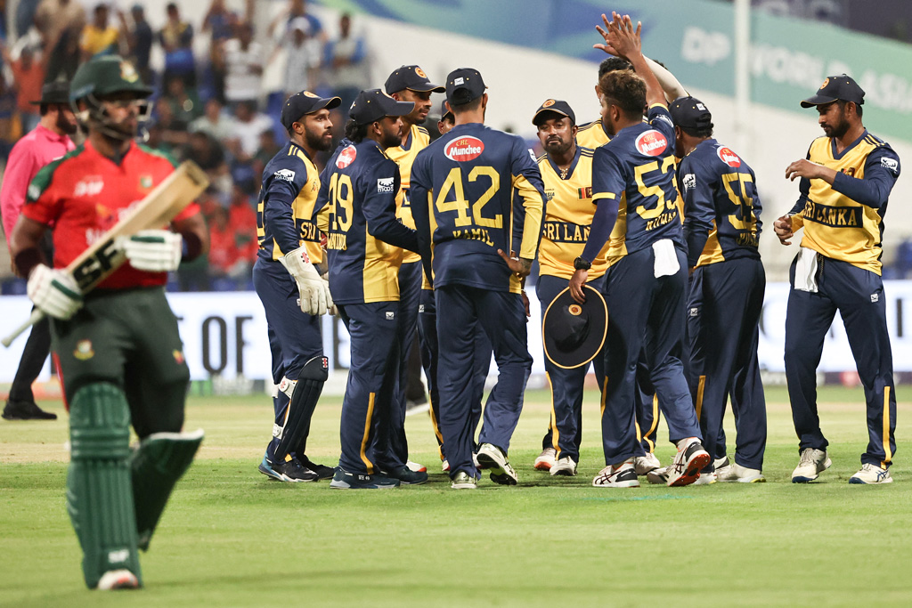 পাওয়ার প্লেতে ৩ উইকেট হারিয়ে চাপে বাংলাদেশ