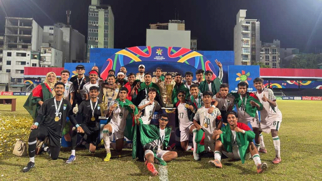 ছাদখোলা বাসে সংবর্ধনা পাচ্ছে সাফজয়ী যুবারা