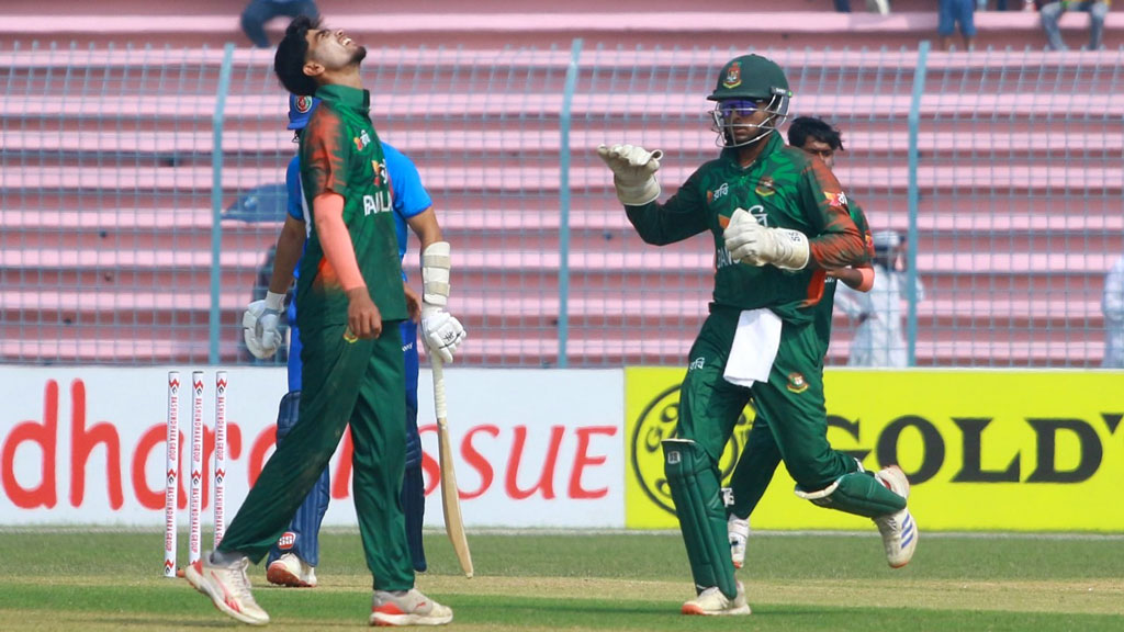 ১০০-এর আগে অলআউট হওয়ার লজ্জা থেকেই শুধু বাঁচল বাংলাদেশ