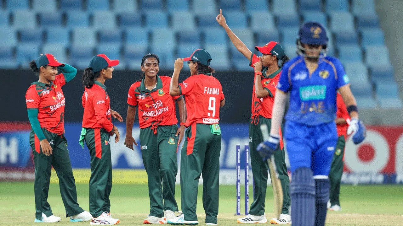 বোলারদের দাপটে সেমিফাইনালে বাংলাদেশ