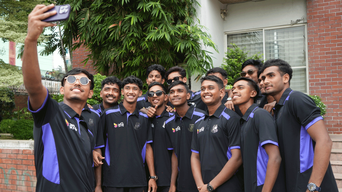 ভিসা জটিলতায় ওমান সফর স্থগিত