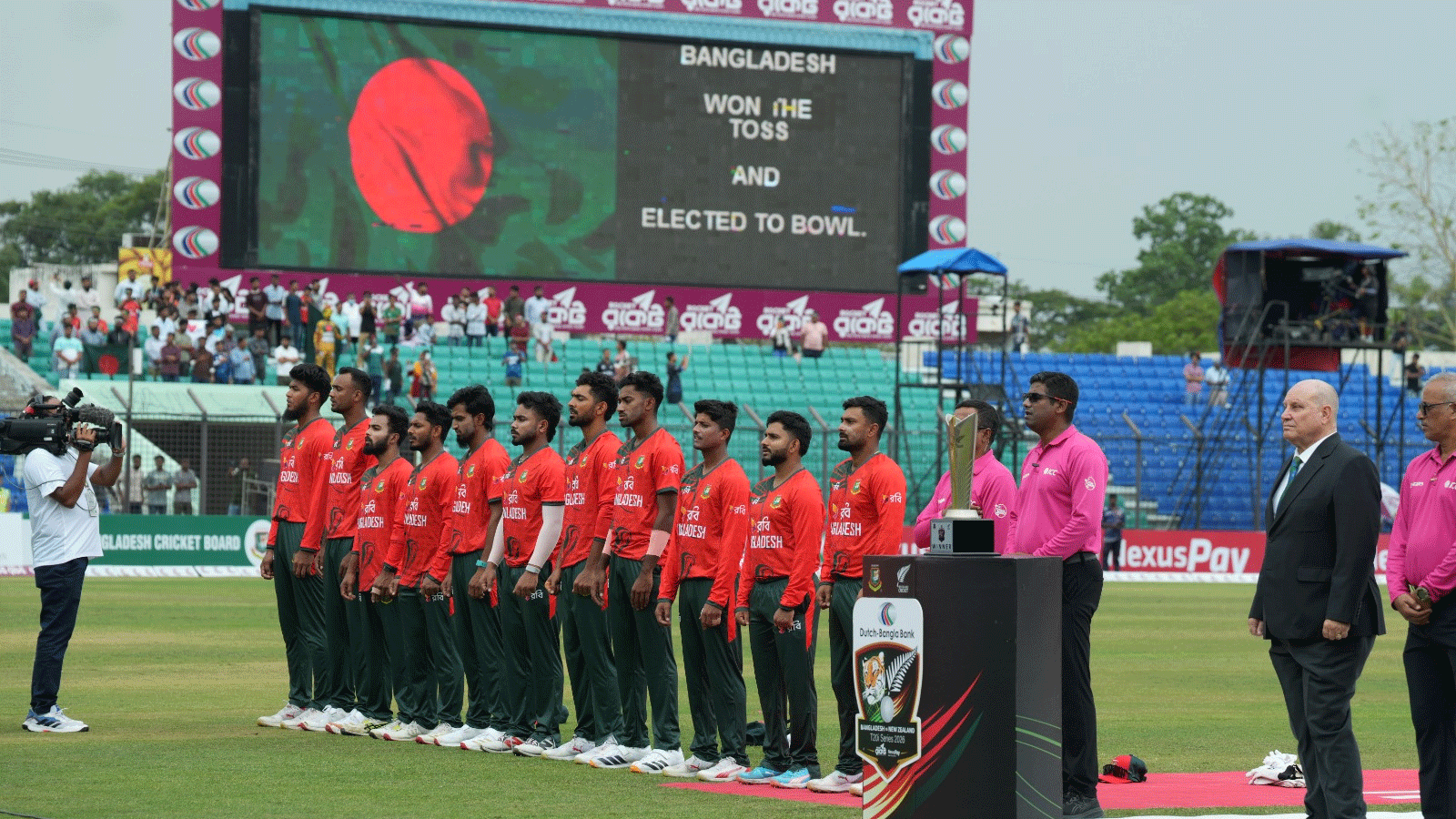 এক পরিবর্তন নিয়ে ব্যাটিংয়ে বাংলাদেশ