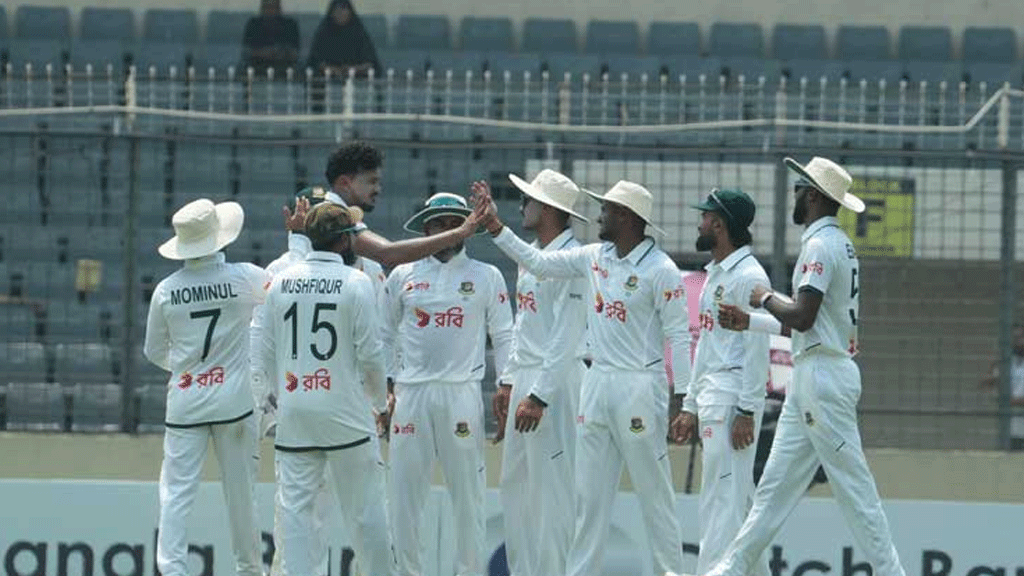 ২০ রানে ৪ উইকেট হারিয়ে চাপে পাকিস্তান