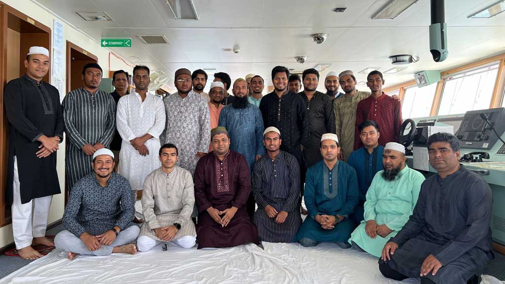 হরমুজে আটকা বাংলার জয়যাত্রা: জাহাজেই ঈদের নামাজ পড়লেন ৩১ বাংলাদেশি নাবিক