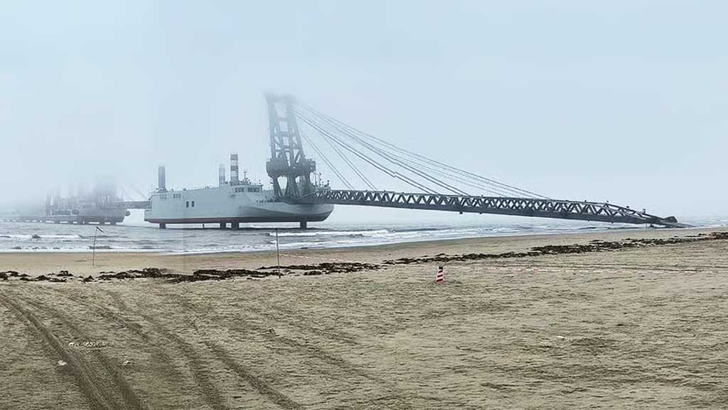 তাইওয়ানের উপকূলে নামতে অদ্ভুতদর্শন নৌযান বানাচ্ছে চীন