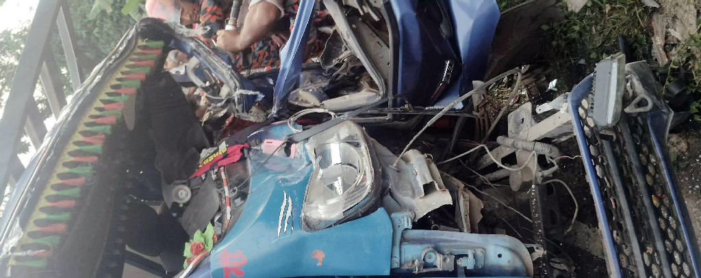 চাকা ফেটে সেতুতে ধাক্কা দিল পিকআপ ভ্যান, চালকের সহকারী নিহত