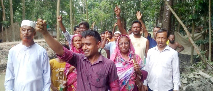 রাতের আঁধারে খাল খনন-গাছ কেটে সাবাড়, এলাকাবাসীর বিক্ষোভ